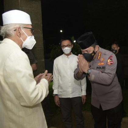 Kapolri Jenderal Listyo Sigit Prabowo (kanan) disambut oleh Ketua Umum Majelis Ulama Indonesia (MUI) KH Miftachul Akhyar, saat tiba di kediaman Miftachul, di Jakarta Timur, Minggu malam, 31 Januari 2021. (Antara/HO-Polri)