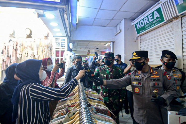 3 Foto Terpopuler: Kapolri dan Panglima TNI Tinjau Prokes di Tanah Abang hingga Bayern Mantap di Puncak Klasemen