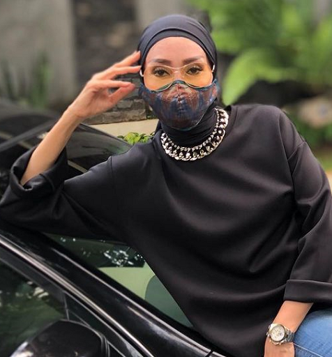  Okky selalu menyesuaikan outfitnya dengan tema atau tempat yang ia kunjungi. (Foto: Dok. Instagram/@okkyasokawatireal)