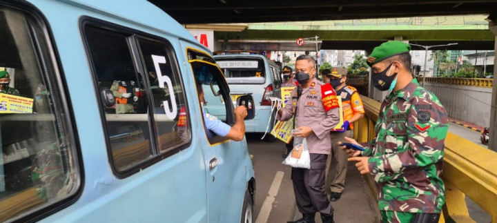 Bagikan 100 Ribu Masker, Kapolda Metro Tekankan Masker Tak Cukup Satu