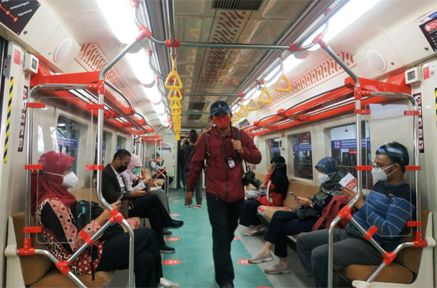 Suasana dalam KRL Yogyakarta-Solo. (Foto: MI/Ardi Teresti)