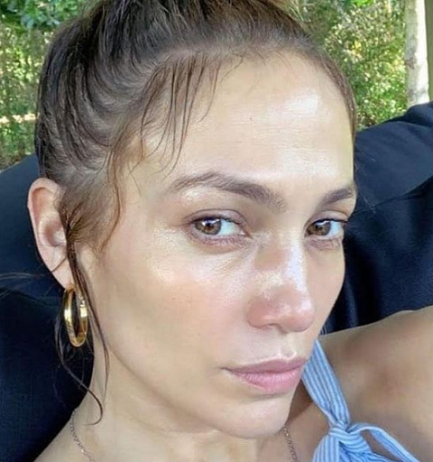 J-Lo termasuk artis yang sering menunjukkan wajah tanpa make up di media sosial. (Foto: Dok. Instagram/@modawoow)