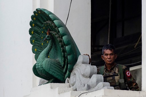 Militer Myanmar berjaga di pusat kota. Foto: AFP.