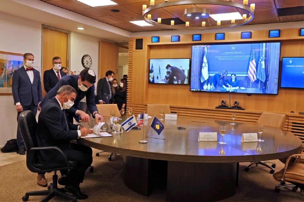 Menlu Israel Gabi Ashkenazi (kiri) menandatangani pernyataan gabungan dengan Menlu Kosovo yang bergabung secara virtual pada Senin, 1 Februari 2021. (Menahem Kahana/AFP)