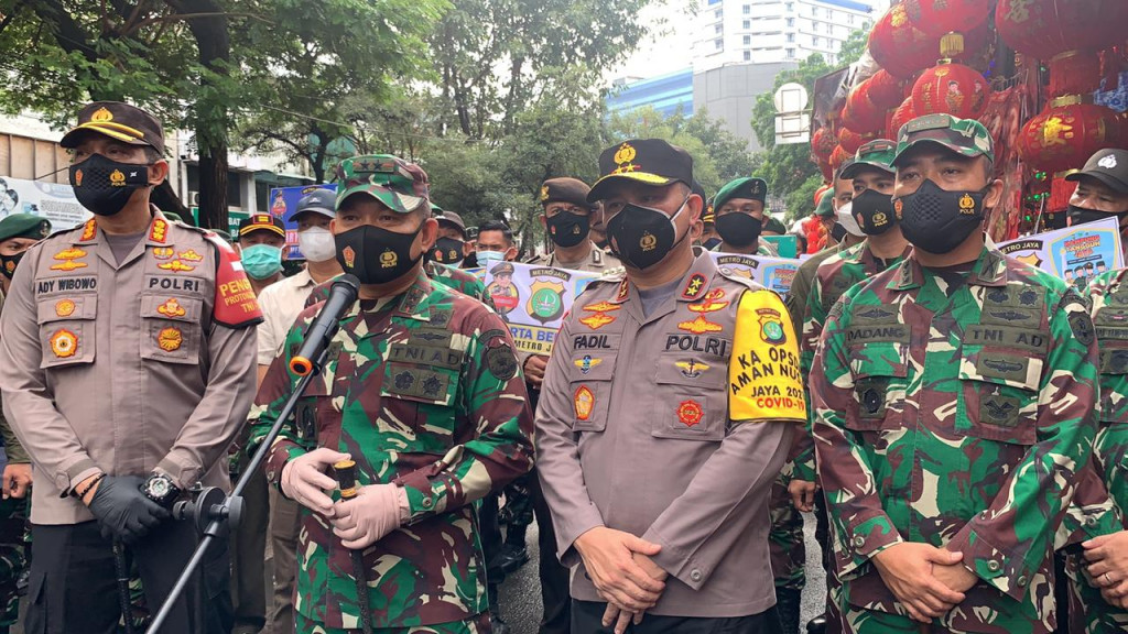 Kapolda Metro Jaya Irjen Mohammad Fadil Imran dan Pangdam Jaya Mayjen TNI Dudung Abdurachman inspeksi mendadak (sidak) di dua pasar wilayah Jakarta Barat. Istimewa