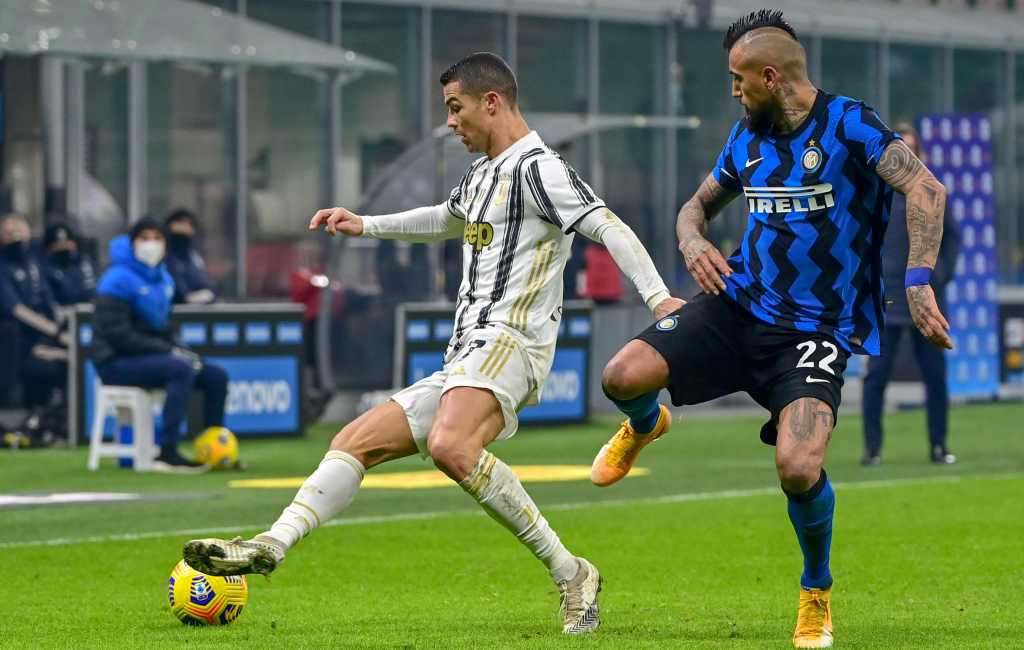 Momen saat Cristiano Ronaldo (kiri) berduel dengan Arturo Vidal (kanan) (Foto: AFP/Miguel Medina)