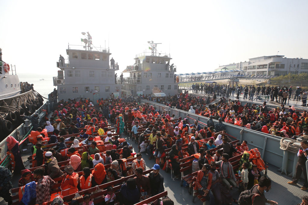 Para pengungsi Rohingya di Bangladesh dipindahkan ke pulau terpencil. Foto: AFP