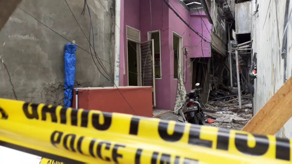 Ledakan yang terjadi di permukiman merusak rumah warga. Medcom.id/Yurike Budiman