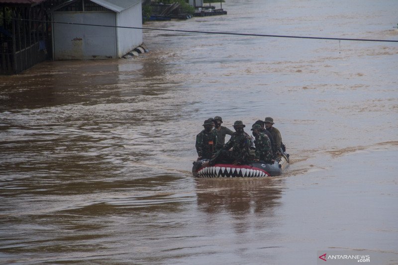 Sejumlah Prajurit Korps Marinir TNI AL Pasmar 1 Jakarta menggunakan perahu karet untuk mengevakuasi korban banjir di Desa Pekauman Ulu, Kabupaten Banjar, Kalimantan Selatan, Sabtu (16/1/2021). (ANTARA FOTO/Bayu Pratama S)