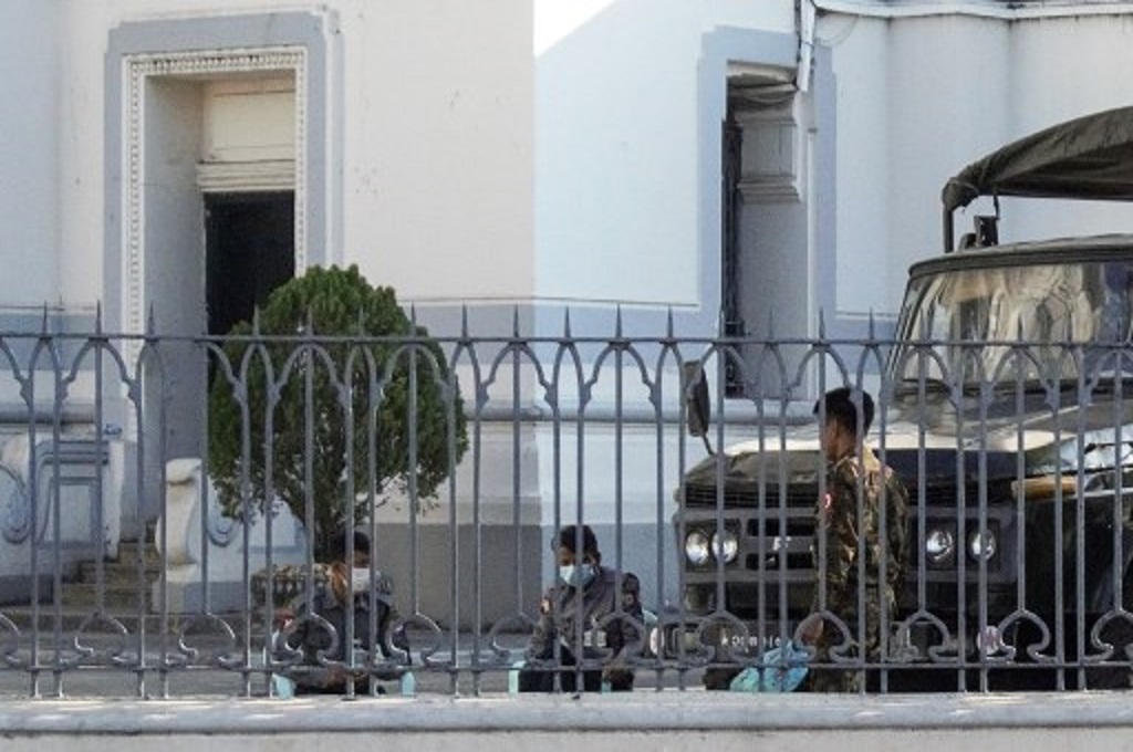 Sekelompok prajurit Myanmar bersiaga di area balai kota di Yangon pada Selasa, 2 Februari 2021. (STR/AFP)