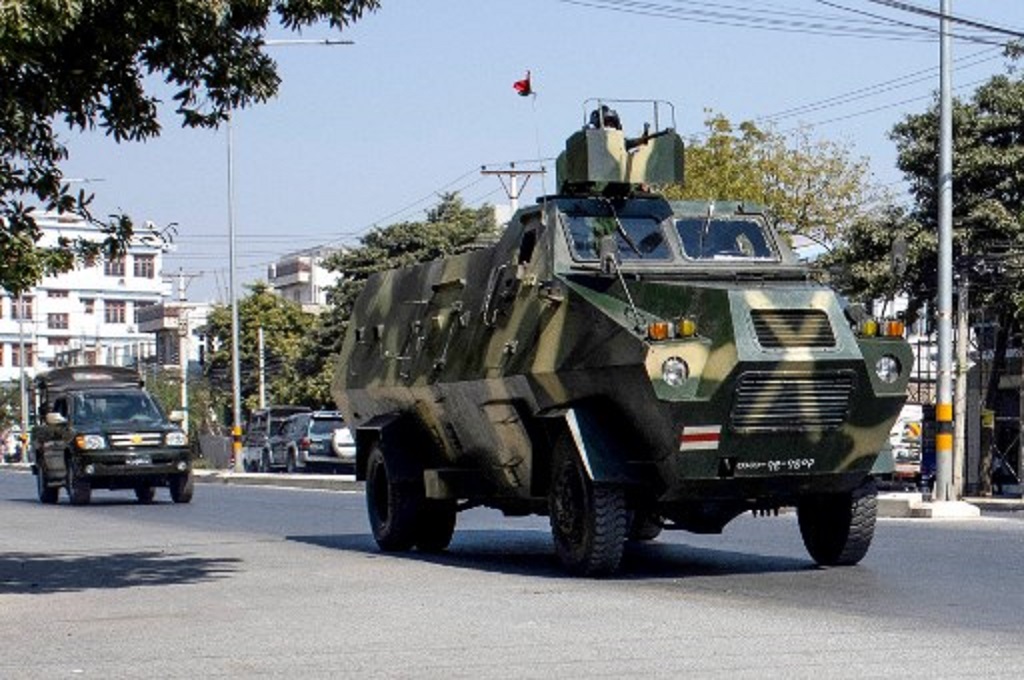Kendaraan militer melintas di salah satu ruas jalan di Mandalay, Myanmar pada Selasa, 2 Februari 2021. (AFP/STR)