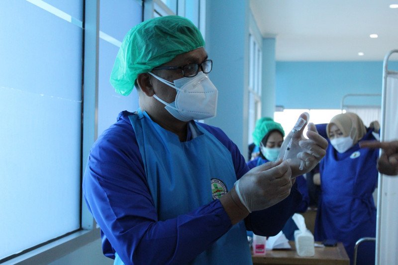  Ilustrasi- Vaksinator tengah melakukan vaksinasi bagi tenaga kesehatan. ANTARA/Ruth Intan Sozometa Kanafi