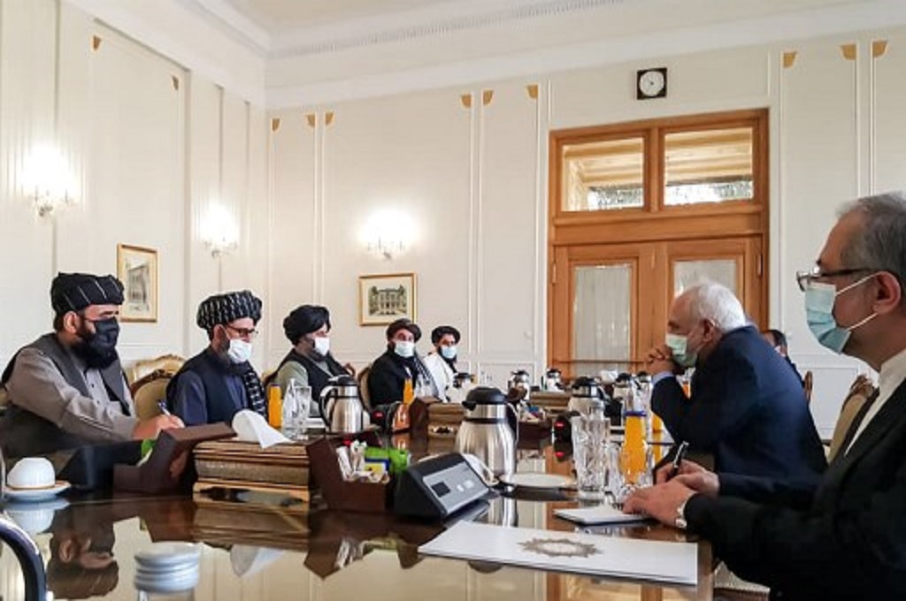 Delegasi Taliban diterima oleh Menlu Iran Mohammad Javad Zarif (kanan) di Teheran pada Minggu, 31 Januari 2021. (TASNIM NEWS/AFP)