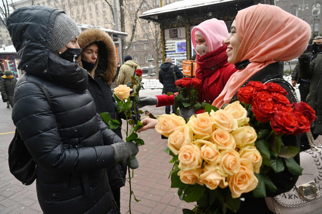 Peringati Hari Hijab Sedunia, Perempuan Muslim di Ukraina Bagikan Bunga ke Warga