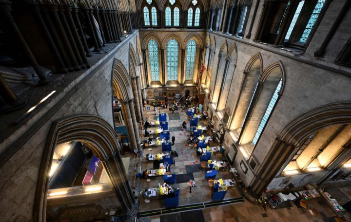 Dari Disney Land Hingga Arena Pacuan Kuda, Inilah 8 Tempat Unik yang Dijadikan Lokasi Vaksinasi Covid-19