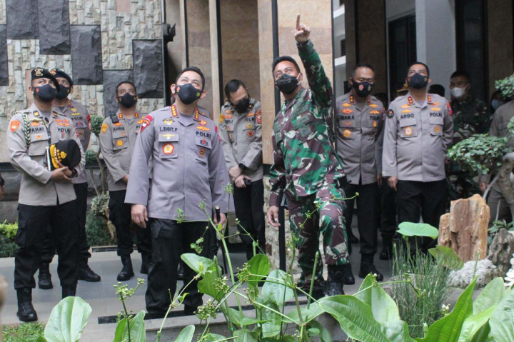 Momen Kapolri Listyo Sigit Bertemu KSAD Andika Perkasa di Mabes AD