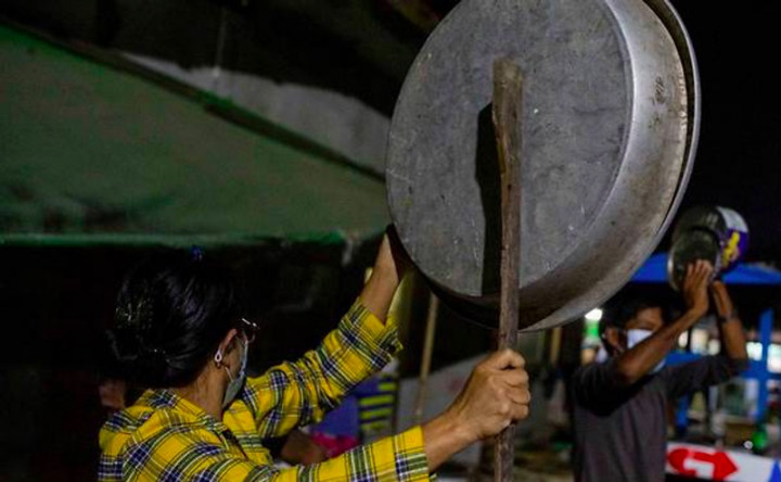 Warga Myanmar Kecam Kudeta Militer dengan Panci dan Wajan
