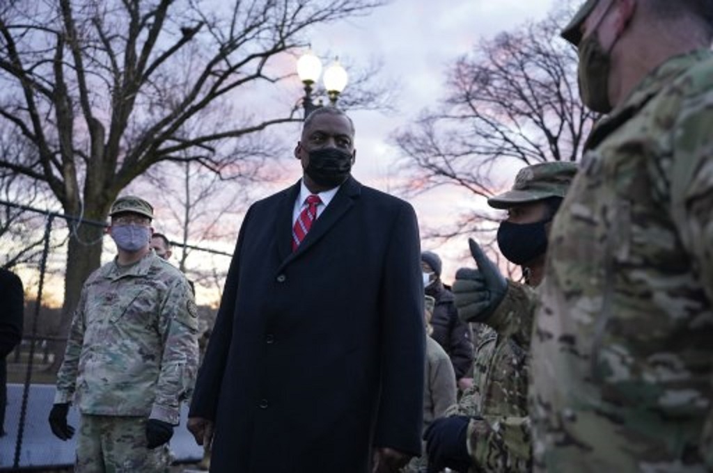Menhan AS Lloyd Austin saat menemui personel Garda Nasional di Washington DC pada 29 Januari 2021. (POOL/GETTY IMAGES/AFP)