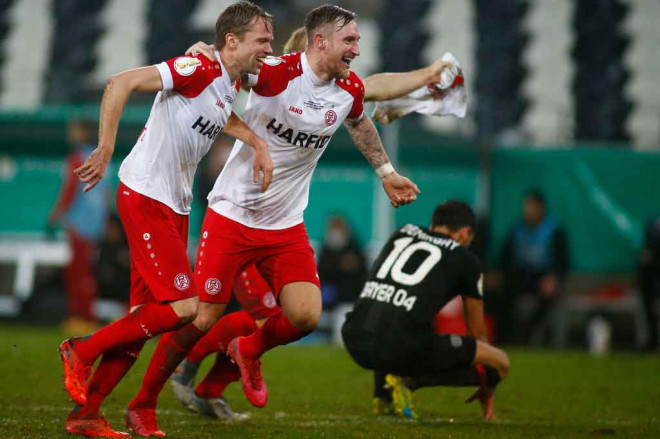 Penggemar Klub divisi empat Liga Jerman, Rot-Weiss Essen, merayakan keberhasilan klub kesayangannya yang menumbangkan klub divisi utama Bayer Leverkusen 2-1 pada laga 16 besar Piala Jerman, Rabu, 3 Februari 2021 dini hari WIB.