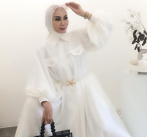 Menurut Okky, warna putih adalah warna yang outstanding. (Foto: Dok. Instagram/@okkyasokawatireal)