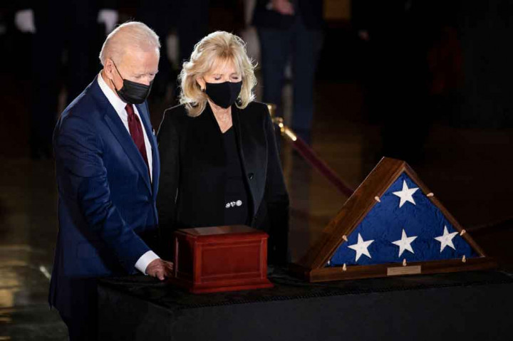 Biden Beri Penghormatan untuk Polisi yang Tewas dalam Kerusuhan di Capitol