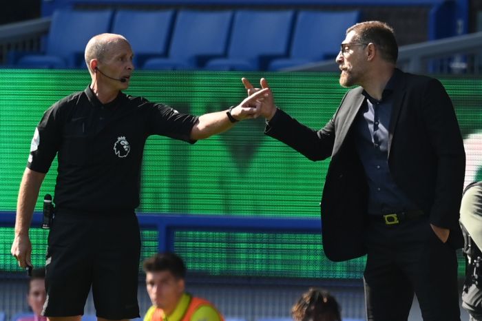 Penuh Kontroversi, Mike Dean Jadi Sasaran Netizen usai MU Menang Telak 9 Gol