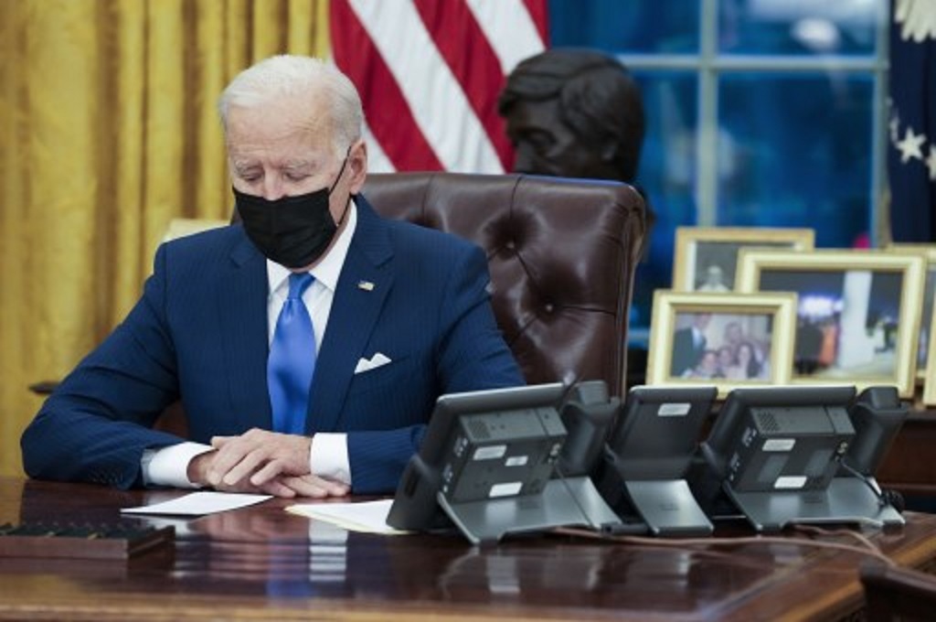 Presiden AS Joe Biden saat berada di Oval Office, Gedung Putih pada 2 Februari 2021. (POOL/Getty/AFP)