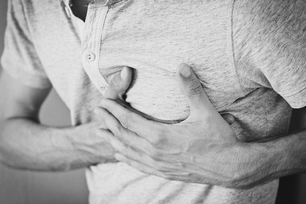 Nyeri dada atau ketidaknyamanan juga dikenal sebagai angina adalah salah satu gejala penyakit jantung yang paling umum. (Foto: Pexels)