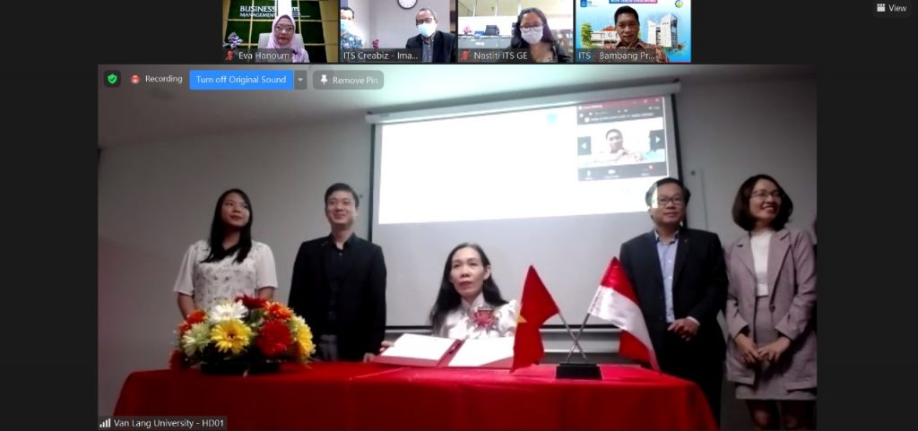Penandatanganan MoU antara ITS dengan Van Lang University (VLU) Vietnam yang dilakukan secara daring. Foto: Dok. ITS