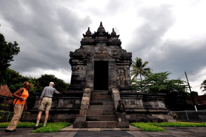  Wisatawan mancanegara mengamati relief di dinding candi Pawon di desa Wanurejo, Borobudur, Magelang, Jateng. ANTARA FOTO/Anis Efizudin 