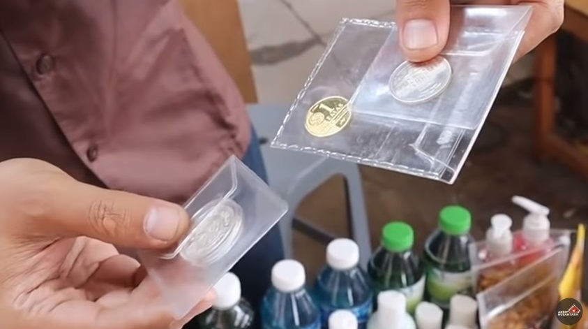 Dinar dan Dirham jadi alat tukar di pasar Muamalah, Depok (foto: youtube/arsip nasional)