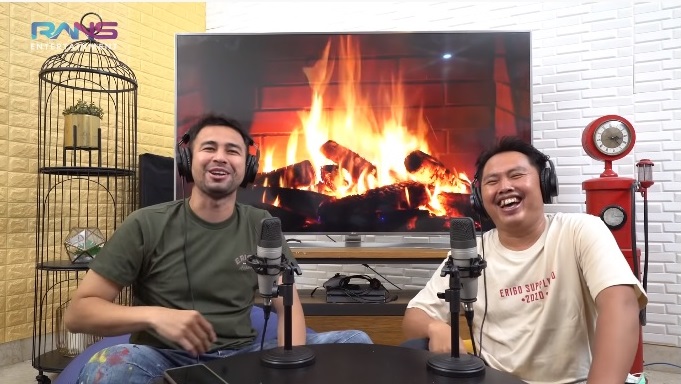 Raffi Ahmad bersama Salim, sopir yang sudah belasan tahun bekerja untuk Raffi. (foto: rans entertainment)