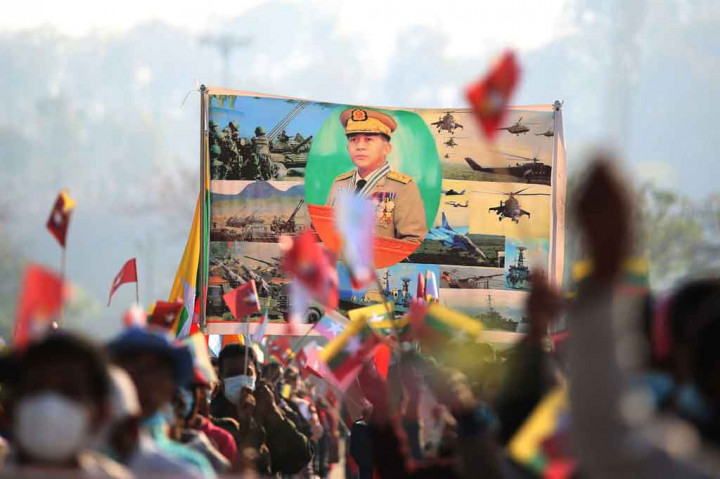 Ribuan Pendukung Kudeta Myanmar Turun ke Jalan