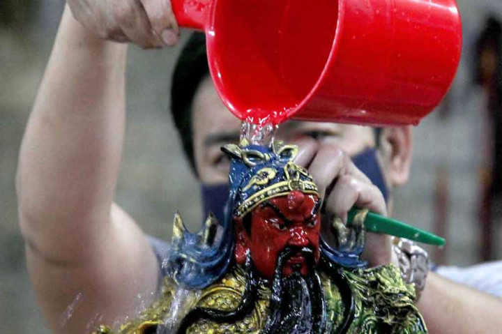 Melihat Ritual Cuci Patung Dewa Jelang Imlek