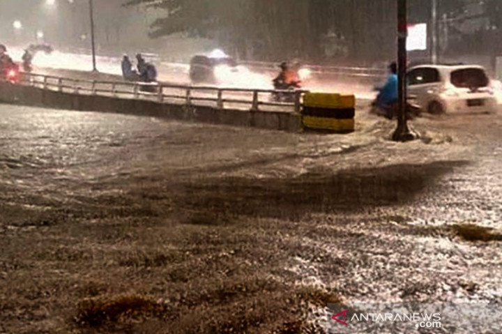 Warga Bantaran Sungai DKI Diminta Mewaspadai Potensi Banjir