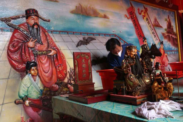 Prosesi Jamasan Patung Para Dewa di Kelenteng Boen Tek Bio Banyumas