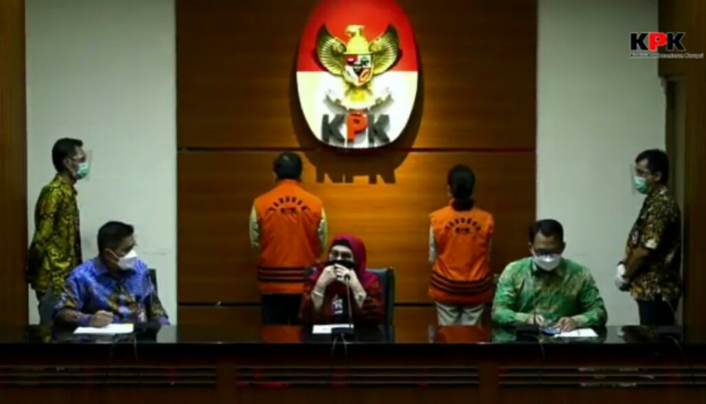 Wakil Ketua KPK Lili Pintauli Siregar (tengah) dalam konferensi pers di Gedung Merah Putih KPK, Jakarta Selatan, Jumat, 5 Februari 2021. Foto: Dok KPK