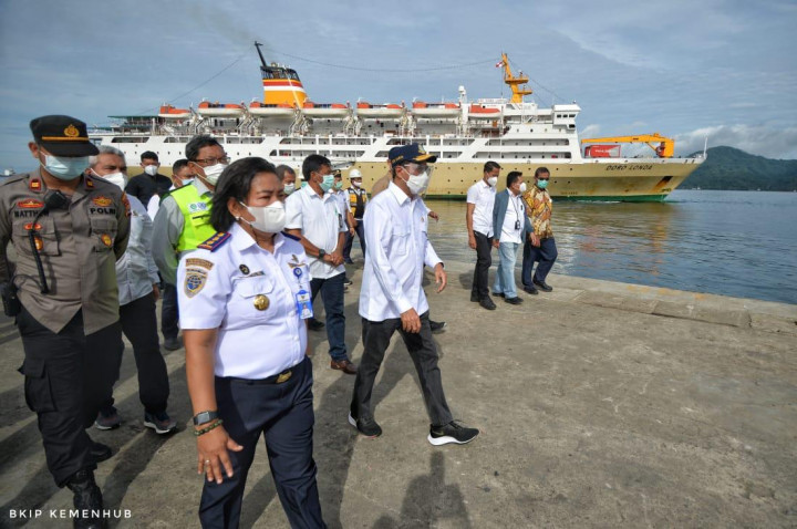 Tinjau Pelabuhan Yos Sudarso Ambon, Menhub Cek Penerapan Protokol Kesehatan