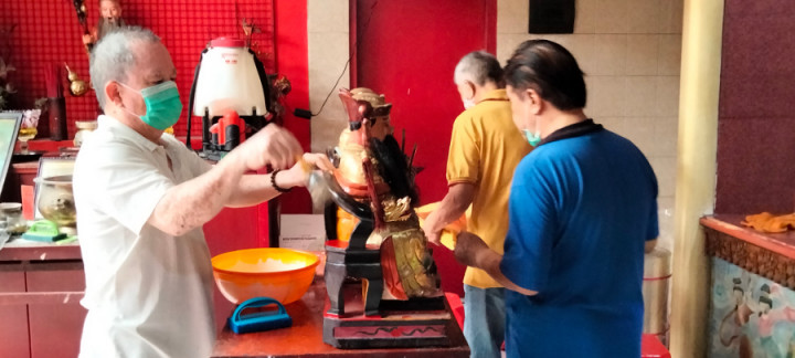 Sambut Imlek, Patung Dewa di Vihara Dharma Ramsi Mulai Dibersihkan