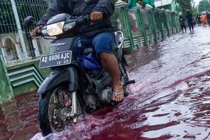Heboh! Air Banjir di Pekalongan Berwarna Merah