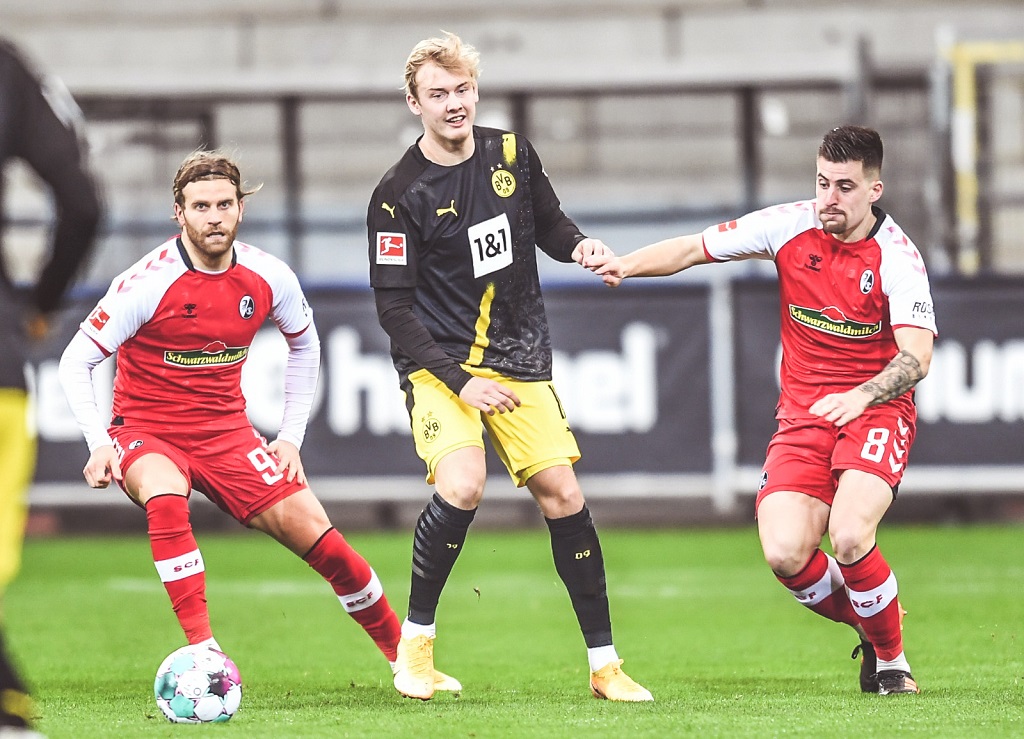 Suasana laga Freiburg vs Borussia Dortmund. (Foto: Twitter resmi Freiburg)