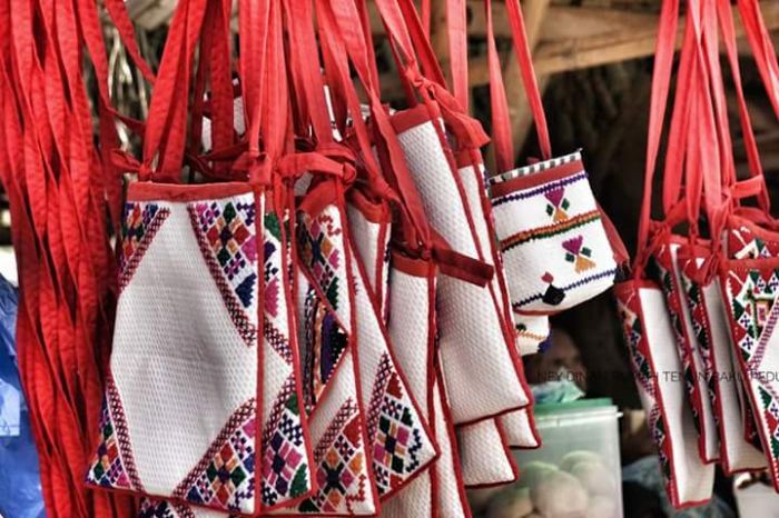 Perajin Tas Anyaman di Ngawi Bertahan di Masa Pandemi