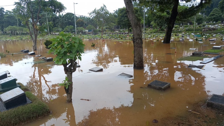 TPU Karet Bivak Kebanjiran Usai Hujan Deras Sabtu Malam