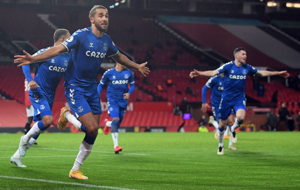 Momen saat striker Everton Dominic Calvert-Lewin (kiri) berselebrasi usai membobol gawang Manchester United (Foto: AFP/Michael Regan)