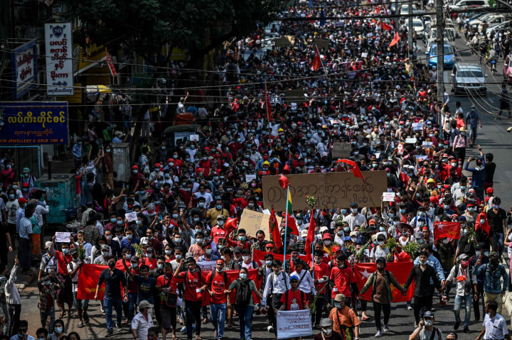 Ribuan Orang Turun ke Jalan Protes Kudeta Militer Myanmar