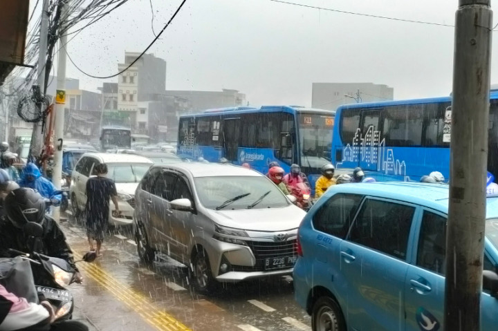 Jatinegara Barat Tergenang, Macet Sempat Sampai 2 KM