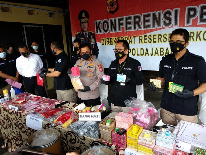 Polisi menyita ratusan bahan pembuatan komestik pemutih ilegal di Bandung. (Foto: Medcom.id/P Aditya)