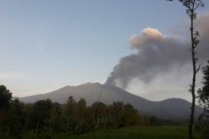 Semburan Abu Vulkanis Gunung Raung Capai 2.000 Meter