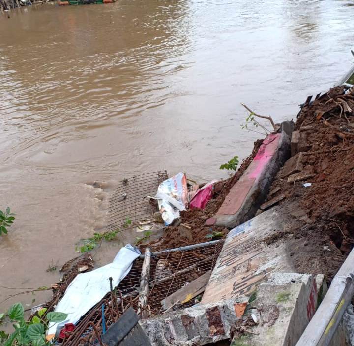 Dibangun di Bantaran Kali, Satu Rumah di Menteng Roboh