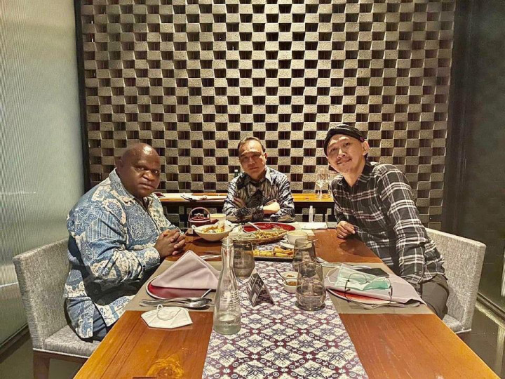 Ini Sosok yang Fasilitasi Pertemuan Abu Janda dan Natalius Pigai